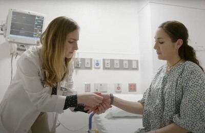 Кодирование Аквилонг в Темрюке Врач держит пациентку за руку