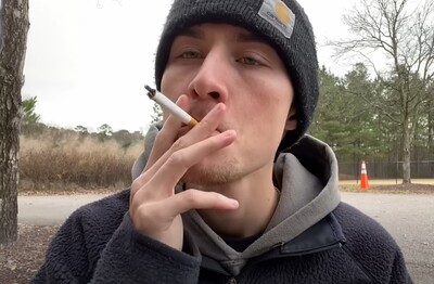 Лечение зависимости от табакокурения в Темрюке Мужчина с сигаретой делает затяжку