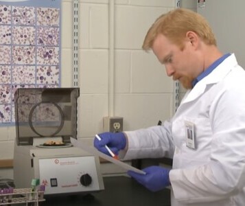 Клиника лечения наркозависимости в Темрюке Врач в кабинете клиники