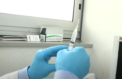 Проведение кодирования Вивитролом в Темрюке Шприц с Вивитролом в руках у врача